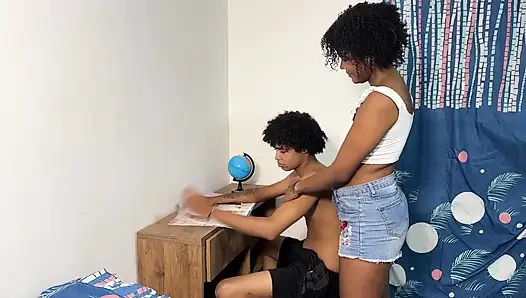 Adik tiriku yang hot ngajarin aku cara ngentot untuk tugasnya, dan dia masukin kontolku ke dalam memeknya yang kaya.