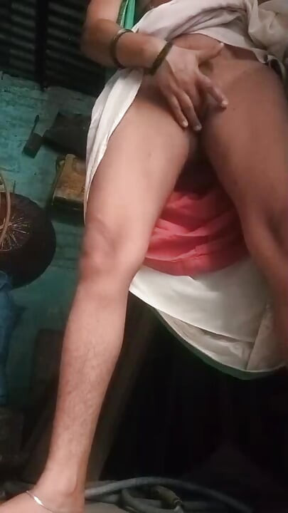 Hoty girl bhaabhi ne apne choot men ungli kiya