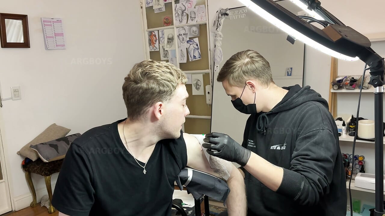 Sexy Tattoo Artist Gets His Cock Sucked While Eating Client’s Big Ass Until He Cums Messily