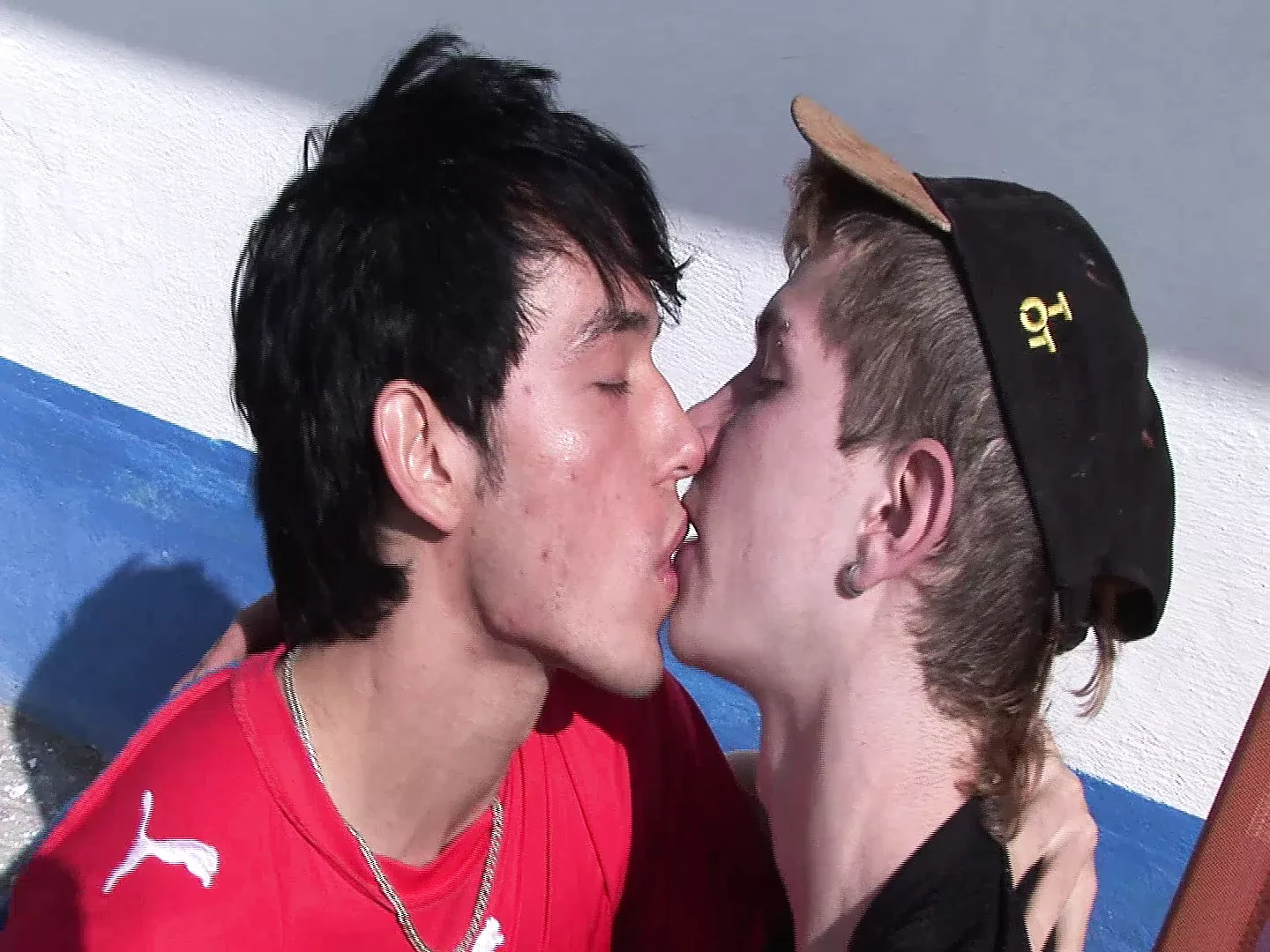 Des garçons jeunes et sexy veulent sucer et baiser des bites