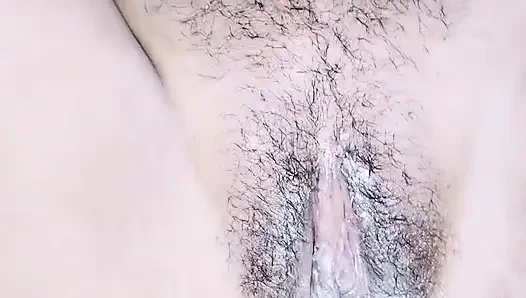 Pooja masukin tangannya ke dalam memek istrinya dan masukin timun, memek dan pantatnya sampai muncrat