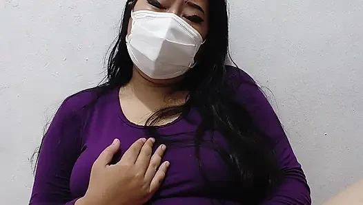 Janda menggoda bermain memek sendirian