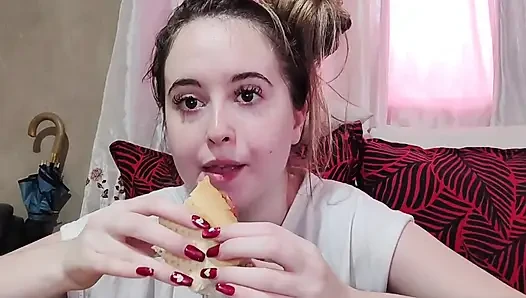 Memakan sandwich omelet dengan tomat ceri