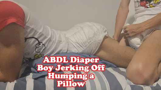 ABDL DIaper Boy se branle en sautant un oreiller