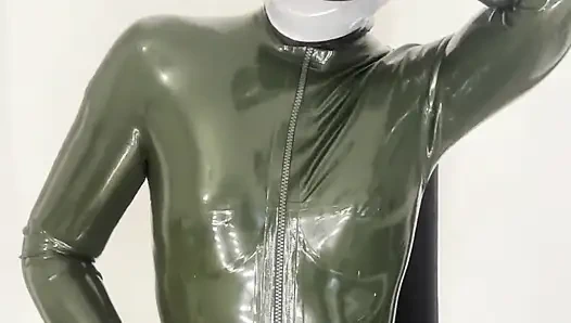 Geknebeltes latex-mädchen filmt ihren mund und hatte einen intensiven orgasmus