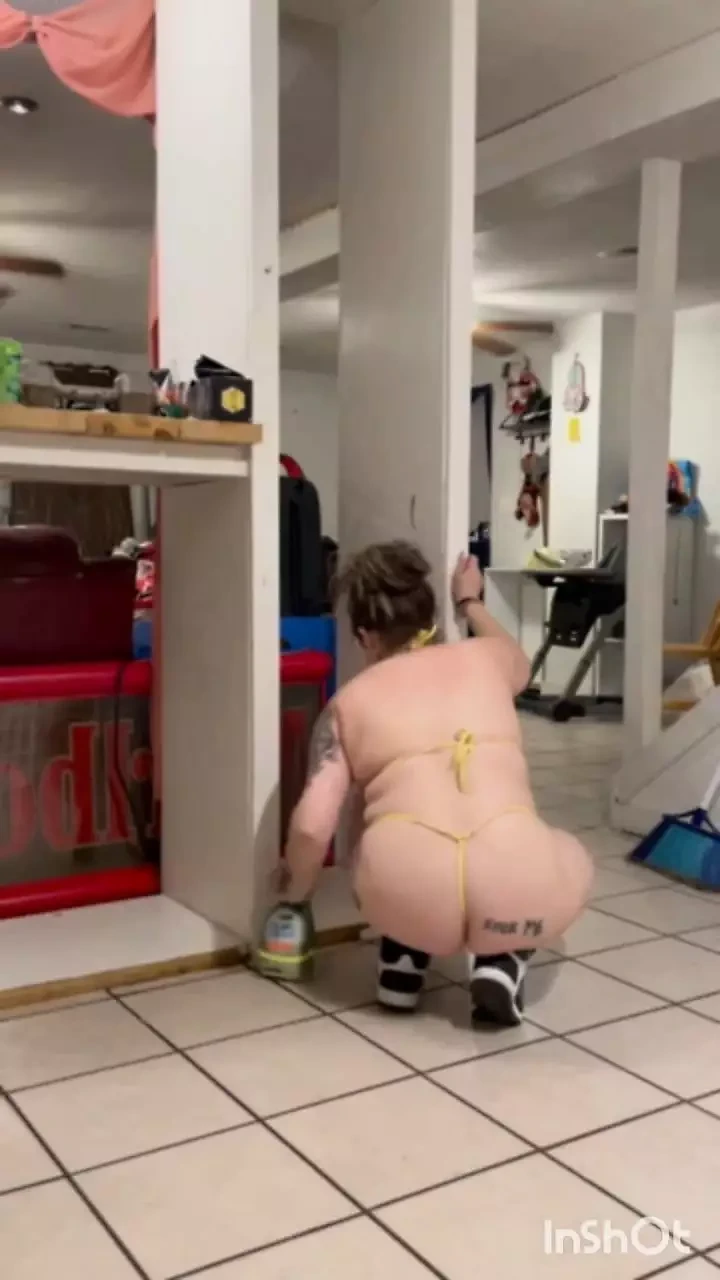 继表妹发现我穿着比基尼打扫继兄弟的房子