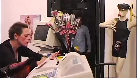 Sarışın orta yaşlı seksi kadın ofiste oral seks yapmayı seviyor