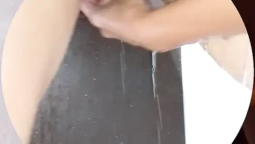 Tante seksi dengan tubuh aduhai lagi asik muasin memeknya pakai dildo sambil bugil di kamar mandi