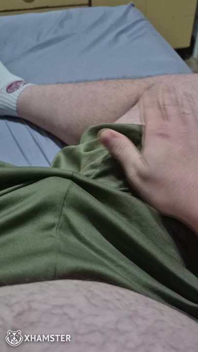 Manbr masturbira dok se igra na računaru