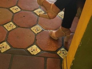 Kaki menjuntai kaki seksi di sepatu hak tinggi lengkungan jari kaki dicat