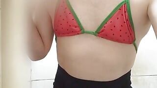 Usando una minifalda y bikini brasileños