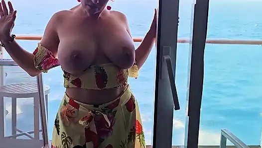 VOYEUR-mami zeigt ihre GROßEN TITten auf ihrem Kreuzfahrtschiff-Balkon, nachdem sie in ihrer hütte strippt hat