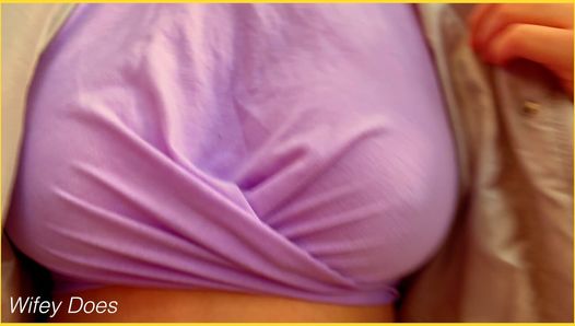 Wifey är utan behå i denna tighta rosa skjorta med sina perfekta bröst blinkade