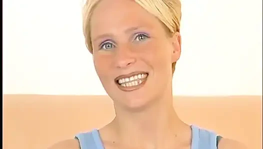 Cewek imut rambut pirang lagi asik muasin memeknya pakai dildo di video solo jadul