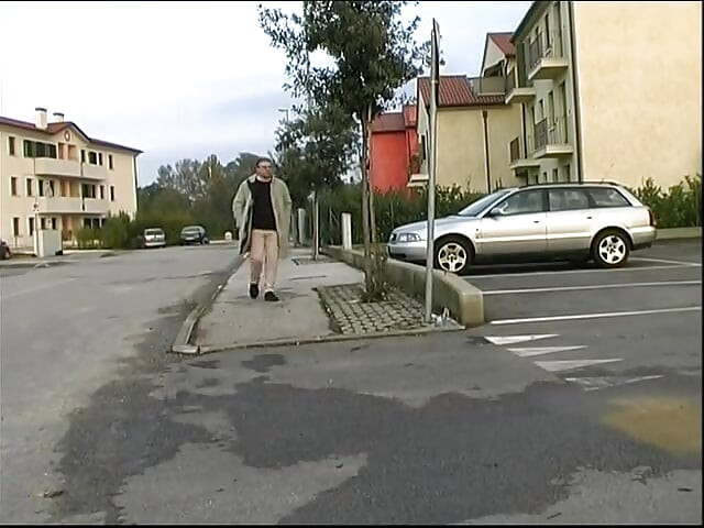 穿著性感內衣的在沙發上被撞