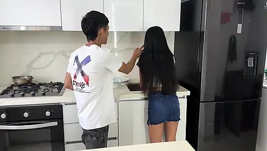 Adik tiriku yang pantat montoknya marah gara-gara nggak bantuin dia di toilet, jadi aku meyakinkannya dengan memek sempitnya yang kaya dan kuat