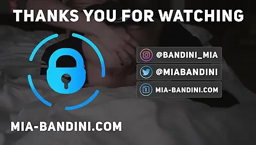 Худенькую школьницу трахнули в анал и наполнили сливками на кровати