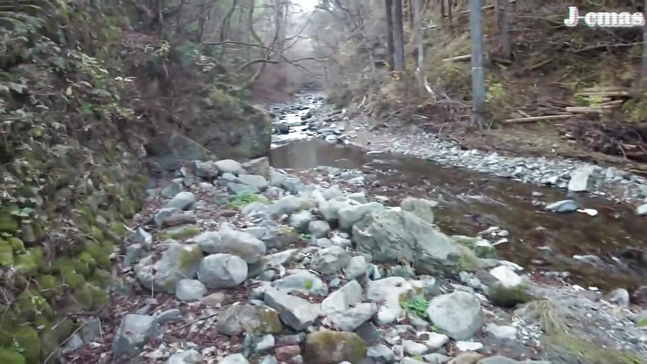 Odvážná kráska objímá pod širým nebem a zanechává teplou stopu, kde přetéká vášeň 1. polovinu - C