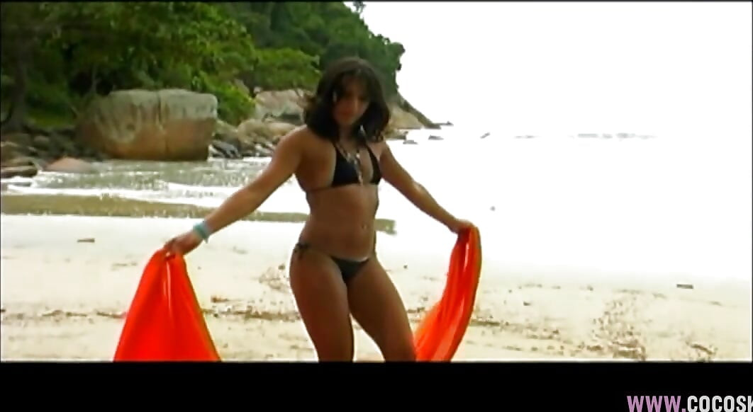 Brunetka w czarnym bikini Namiętny seks plażowy na tropikalnym