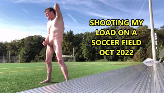 Éjaculation sur le terrain de football pieds nus, octobre 2020
