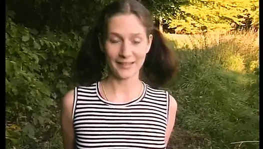 Brunette lucu disodok dan dildo