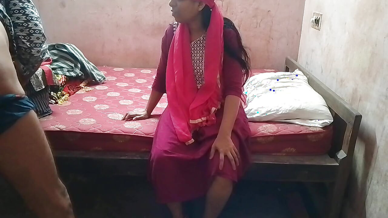Indisch Mallu-meisje wordt geneukt door haar man terwijl hij voorovergebogen is