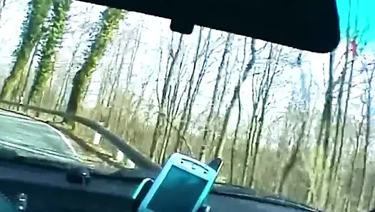 Sarışın yarak emiyor ve arabada ıslak amcığını gösteriyor