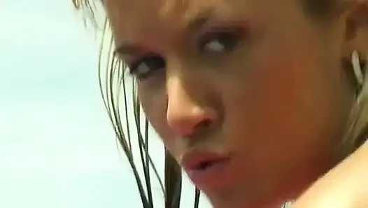 Lesbian bersenang-senang dengan dildo di pesta kolam renang