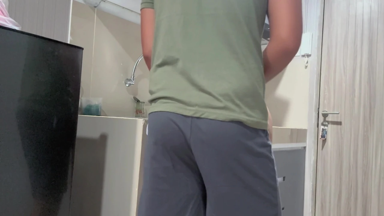 Kayınvalının mutfaktaki seksi kıyafetleri tarafından cezbediliyor