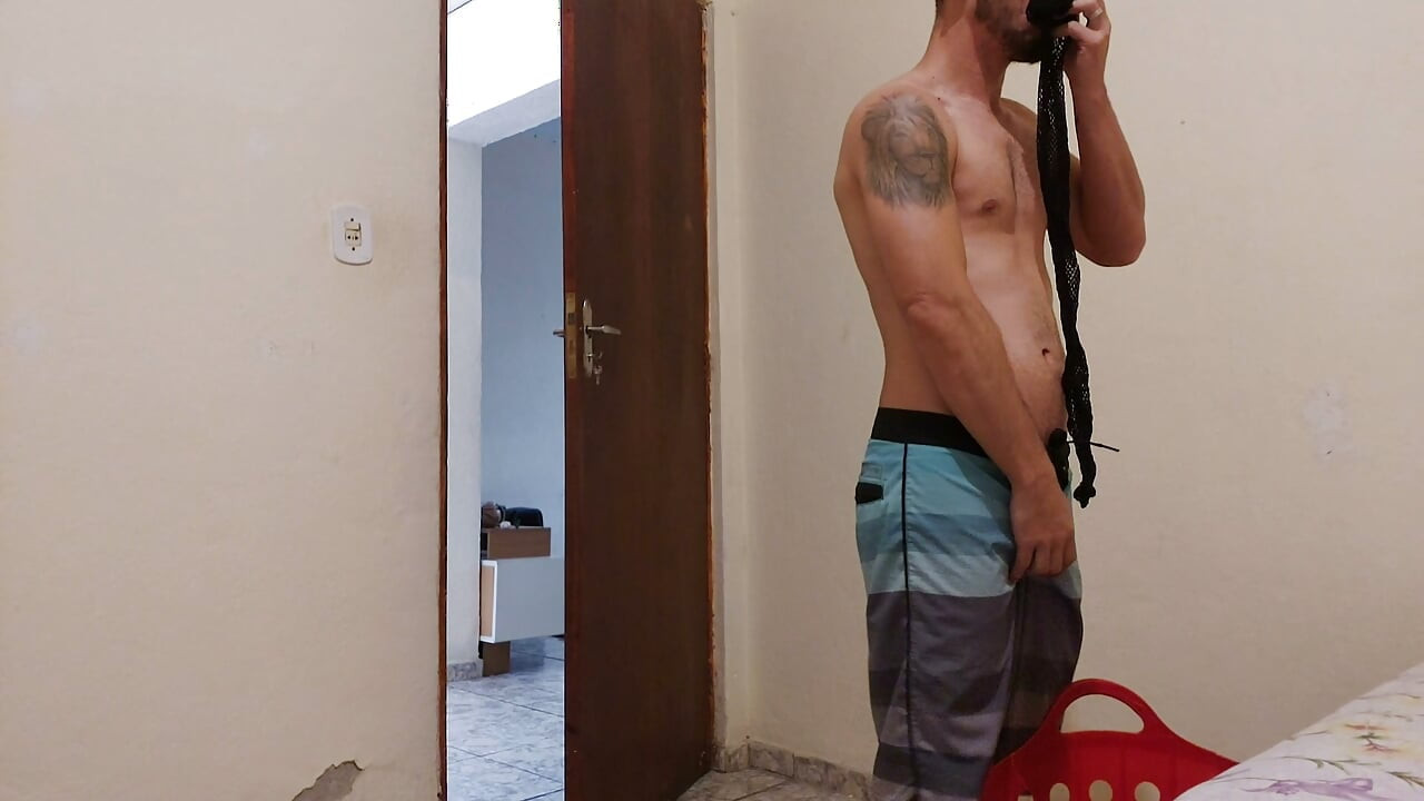 Mamă vitregă sexy excitată după ce și-a prins fiul vitreg mirosindu-i chiloții