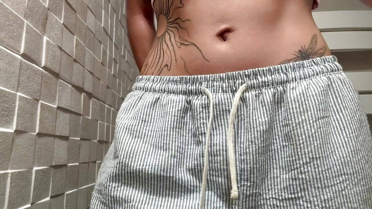 Vends-Ta-Culotte - чудова французька студентка оголюється повністю і опиняється повністю голою в душі