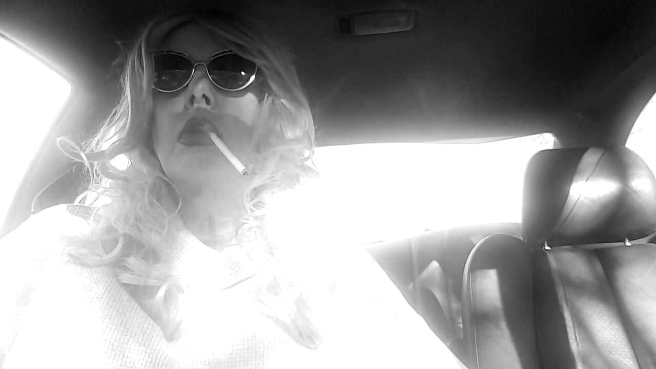 MATURE CD BLONDE SMOKING VS 120s AND APPLYING RED LIPSTICK