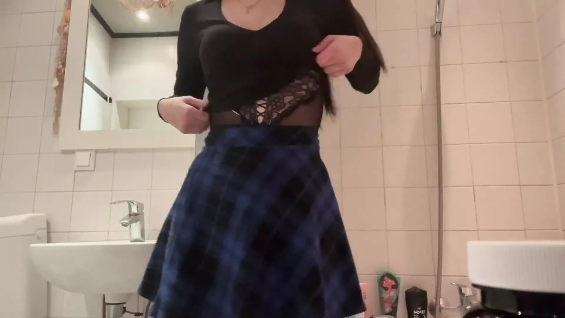 Azgın orta yaşlı seksi kadın kendini tatmin ediyor