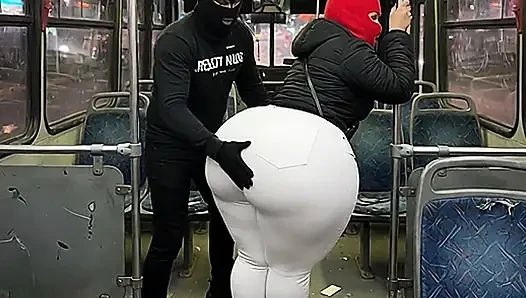 Latina mit dickem weißem hintern im bus endet mit weißem tanga
