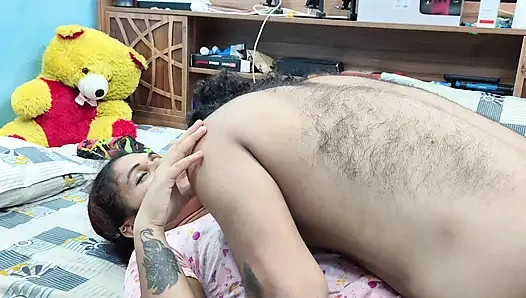 Ateşli çift dudaklarını yalıyor ve göğüslerini basıyor