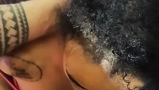 Застенчивая молодая девушка сосет горячо