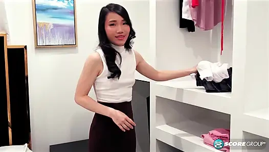 Kiki king si tante seksi asia 40 tahun lagi asik ngentot sama pacar anaknya sendiri