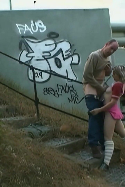 Seksi tinejdžerka smoči pičku i jebe je ogromni kurac na ulici