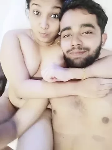 Tatie prend des selfies après une baise brutale