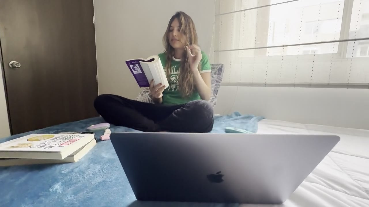 两个女大学生在房间里狠操