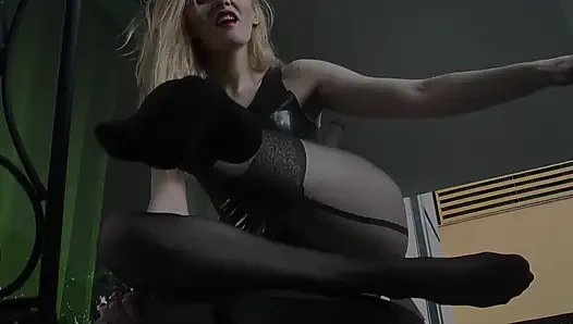 Naylon çorapların içine boşalmak için yalvarıyor