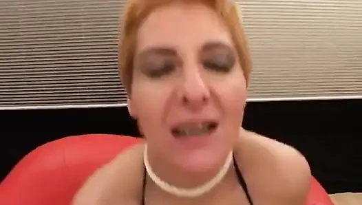 Si rambut merah rambut pendek direkam sama banyak pria