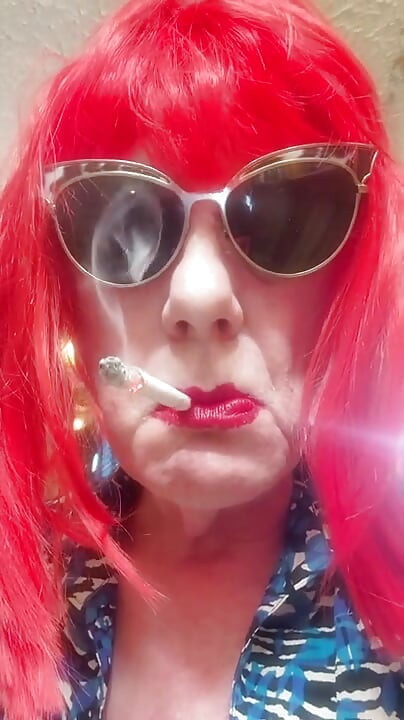 SMOKING VS120 MENTHOLS IN THE BATHROOM - PINK WIG, BLACK GLOVES