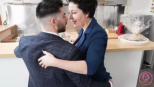 Tante seksi perancis lagi asik bugil, nyepong, dan ngentot kontol cowok pengantar barang