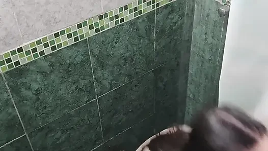 Pemandangan terlarang selama 25 menit saat aku mandi