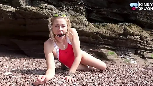 Am strand geknebelt, tropft und sabbern in meinem badeanzug