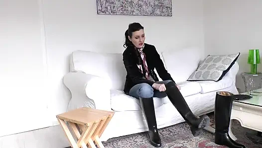 Çizme değişimi ve kokan siyah çorap bakış açısı, Lady Victoria Valente