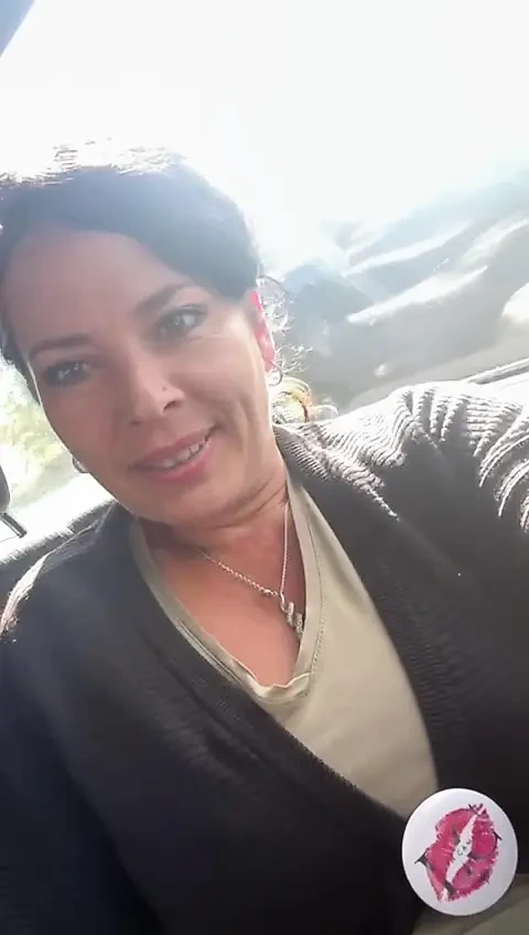 我太饥渴了, 我不得不拉到路边, 让自己高潮.