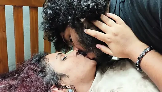 Masaj terapisti ve bayan ateşli masaj ile sert sikişiyor ve hintli kız ateşli amcık yalıyor