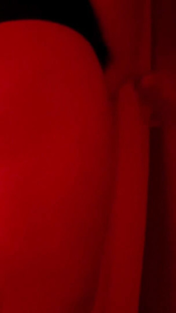 Glory hole dans les toilettes d’une discothèque, je suce un inconnu | Clip 3